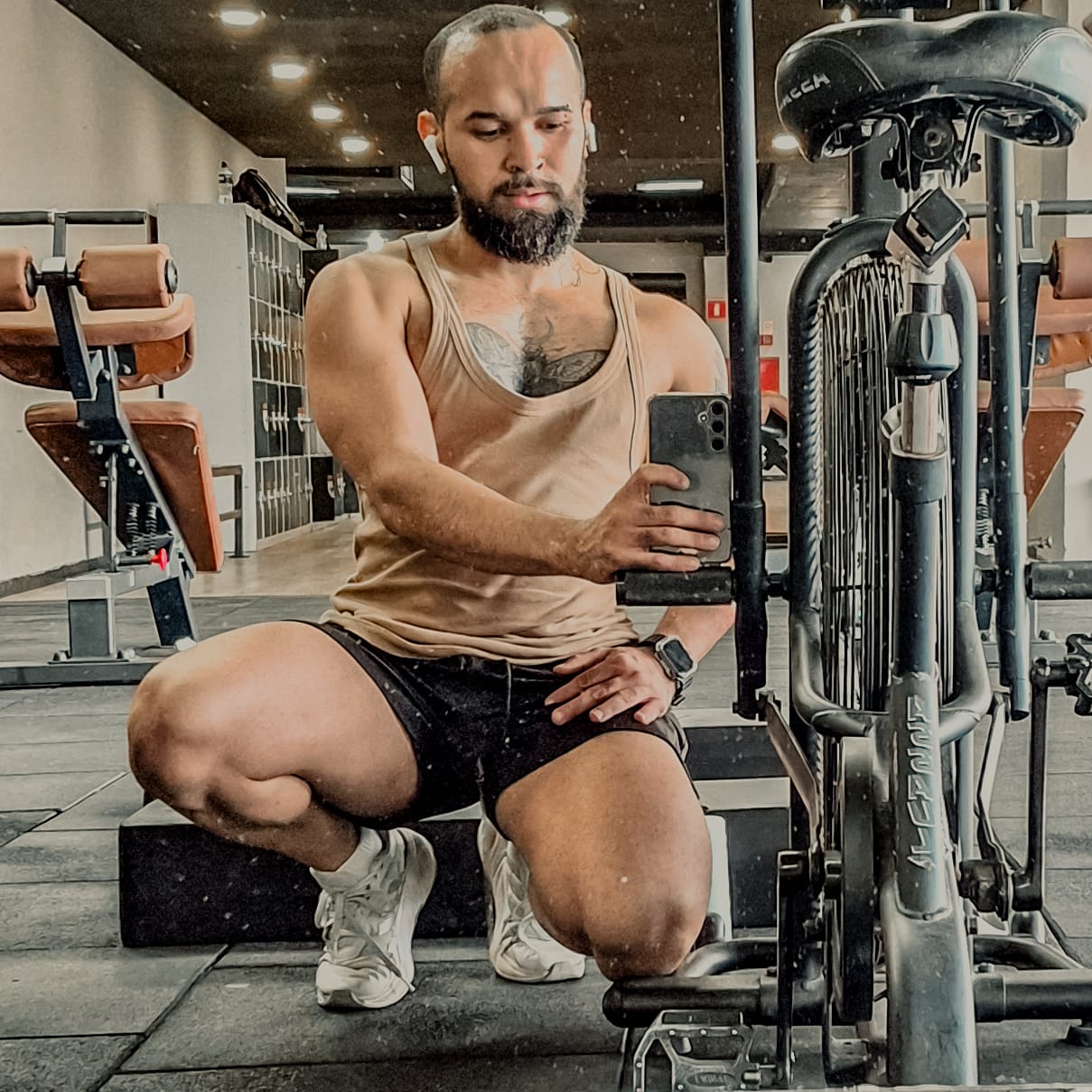 Lukas Capetinga, personal trainer e especialista em hipertrofia, na academia em São Paulo